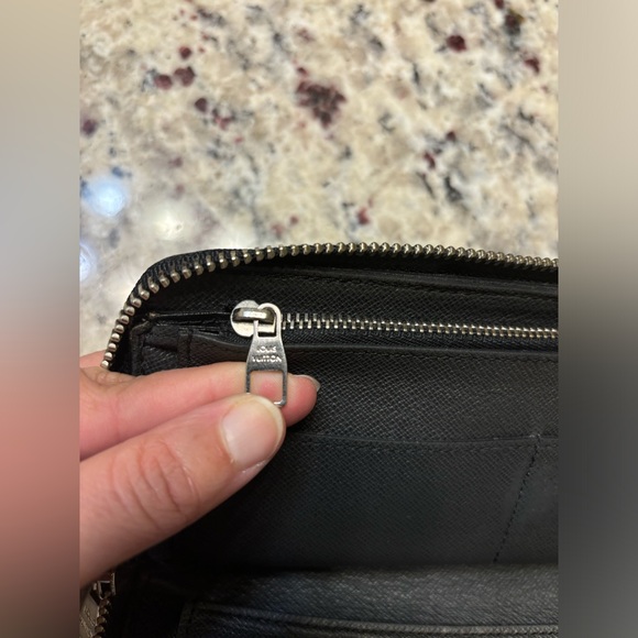 LOUIS VUITTON Authentic
Black Taiga Leather Zippy Vertical Wallet - Picture 12 of 12